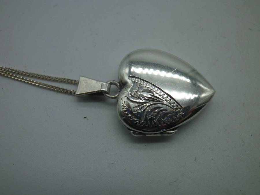 Beautiful HALLMARKED SILVER HEART LOCKET Birmingham 1981 2.8 x2cm 925 silver chain