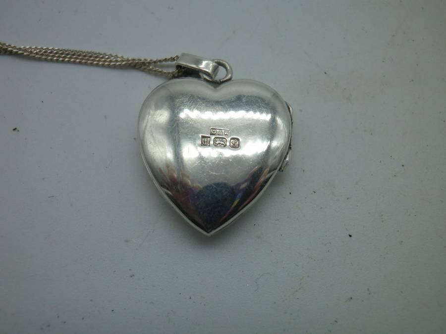 Beautiful HALLMARKED SILVER HEART LOCKET Birmingham 1981 2.8 x2cm 925 silver chain