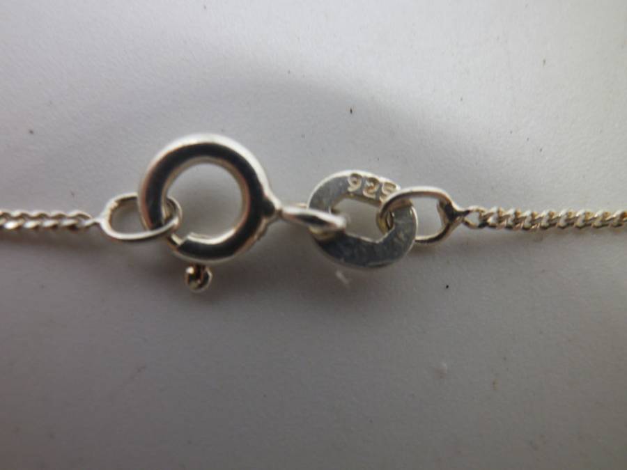 Beautiful HALLMARKED SILVER HEART LOCKET Birmingham 1981 2.8 x2cm 925 silver chain