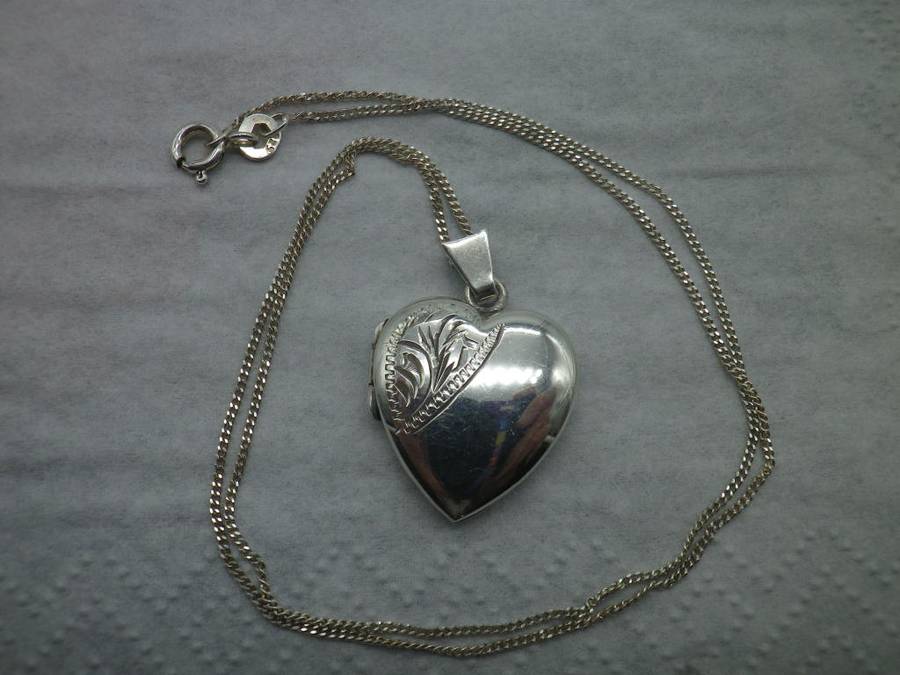 Beautiful HALLMARKED SILVER HEART LOCKET Birmingham 1981 2.8 x2cm 925 silver chain