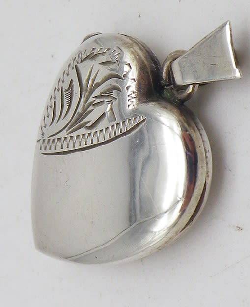 Beautiful HALLMARKED SILVER HEART LOCKET Birmingham 1981 2.8 x2cm 925 silver chain