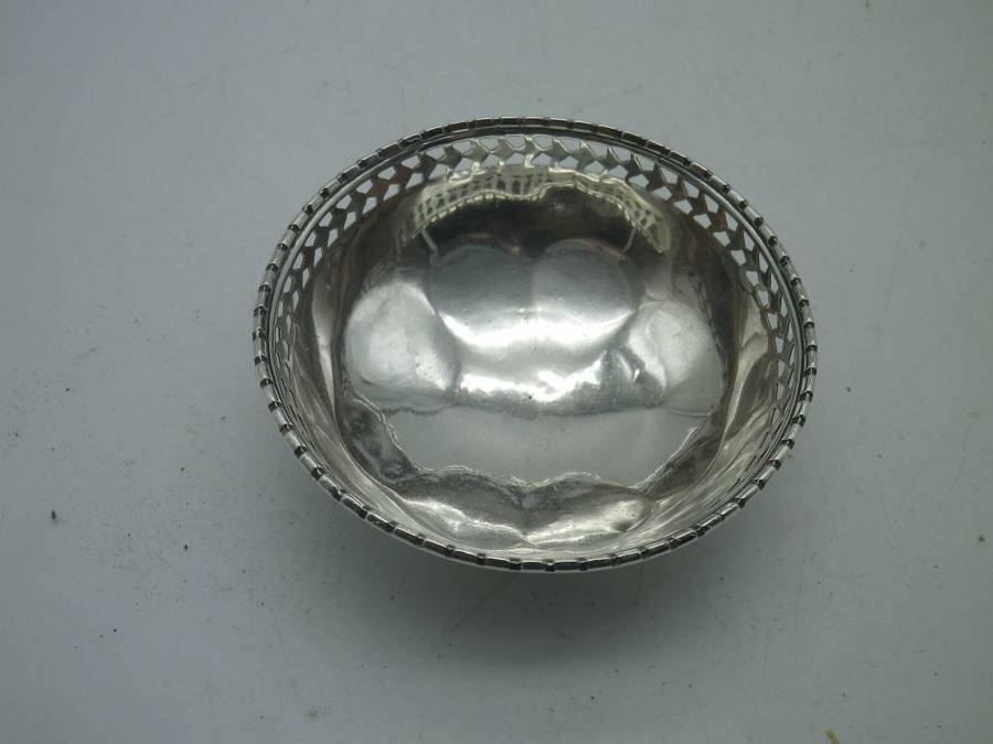 Hallmarked Sterling Silver Small round ring dish. London, 1920 Asprey &Co Ltd 23grms 6.7 x3cm