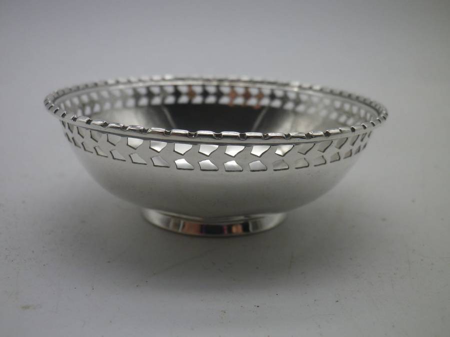 Hallmarked Sterling Silver Small round ring dish. London, 1920 Asprey &Co Ltd 23grms 6.7 x3cm