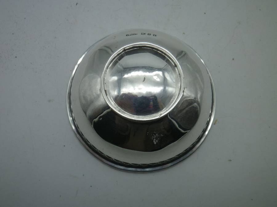 Hallmarked Sterling Silver Small round ring dish. London, 1920 Asprey &Co Ltd 23grms 6.7 x3cm