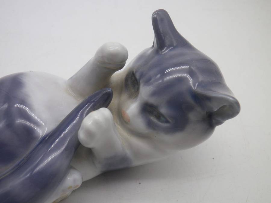 Royal COPENHAGEN Denmark PLAYING KITTEN # 727