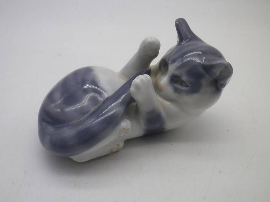 Royal COPENHAGEN Denmark PLAYING KITTEN # 727