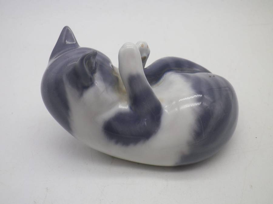Royal COPENHAGEN Denmark PLAYING KITTEN # 727
