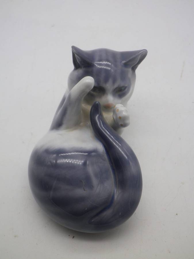 Royal COPENHAGEN Denmark PLAYING KITTEN # 727