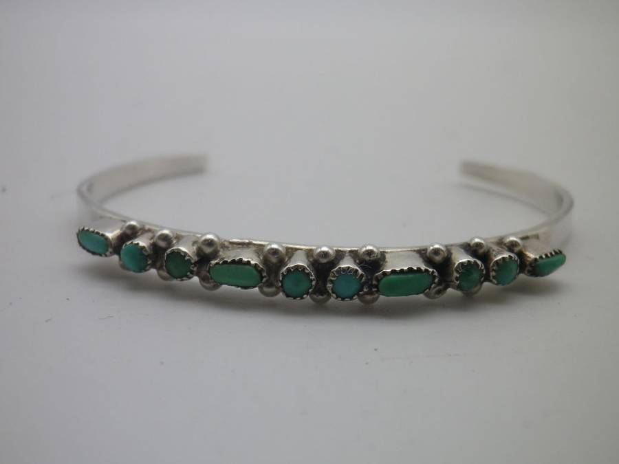 Vintage Sterling Silver & Turquoise Child's bangle. 5g