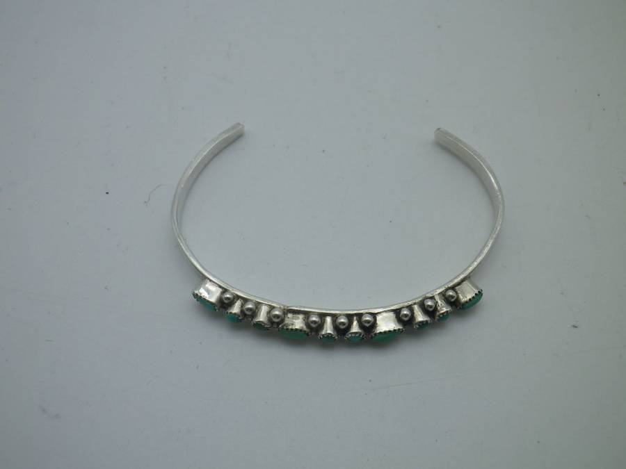 Vintage Sterling Silver & Turquoise Child's bangle. 5g