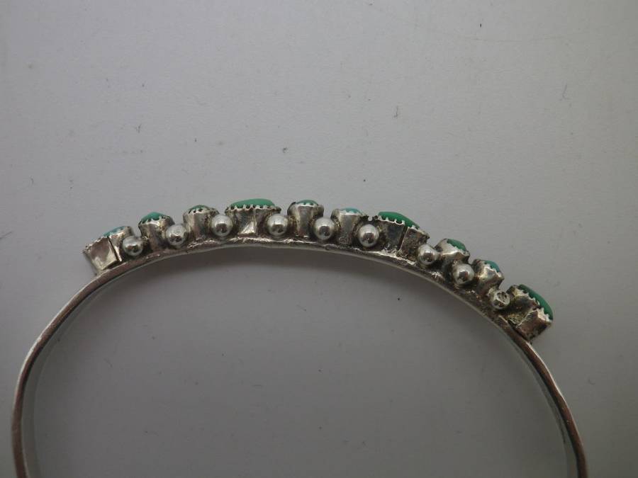Vintage Sterling Silver & Turquoise Child's bangle. 5g
