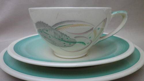 WOW! Absolutely stunning & highly collectible vintage Susie Cooper (Grey leaf 1161) trio. Beautiful!