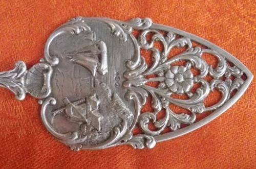 A beauty, this Gorgeous 1950, HALLMARKED DUTCH SILVER CAKE LIFTER.