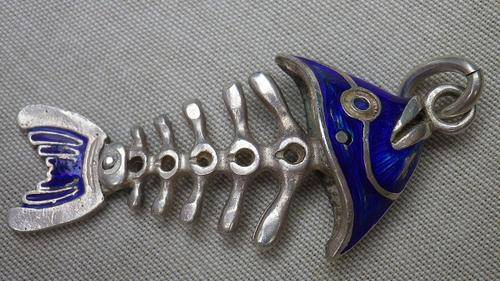 SUPERB QUIRKY & SPECIAL STERLING SILVER & BLUE ENAMEL ARTICULATED FISH SKELETON PENDANT