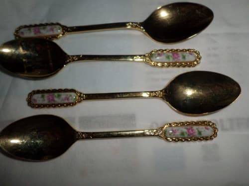 4 CAKE FORKS COLOUR GOLD WITH PRETTY PICTURE