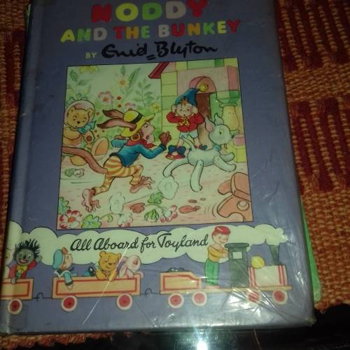 5 ENID BLYTON CHILDREN BOOKS (noddy books 2 got some scratching and writing in)