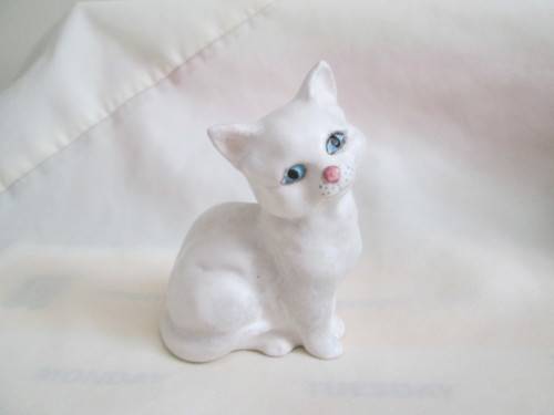 BESWICK LITTLE WHITE  CAT