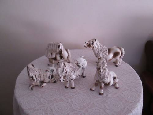 FAMILY OF 5 CHEVAL PONIES 13 CM HEIGHT