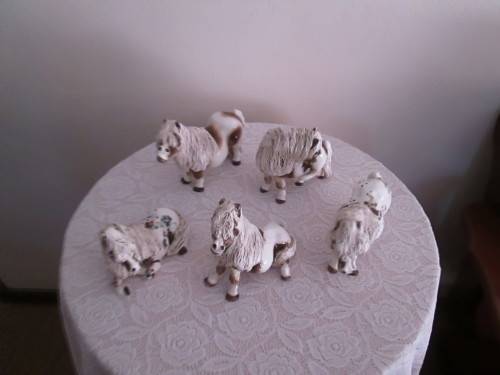 FAMILY OF 5 CHEVAL PONIES 13 CM HEIGHT