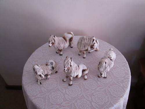 FAMILY OF 5 CHEVAL PONIES 13 CM HEIGHT