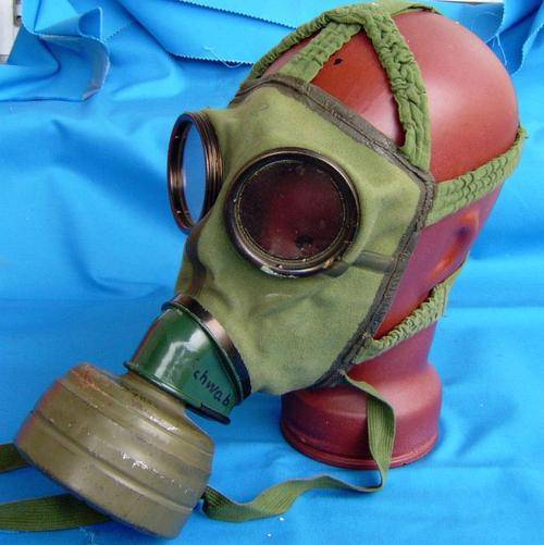 Original German Army Bundeswehr Gas Mask  (1B10)