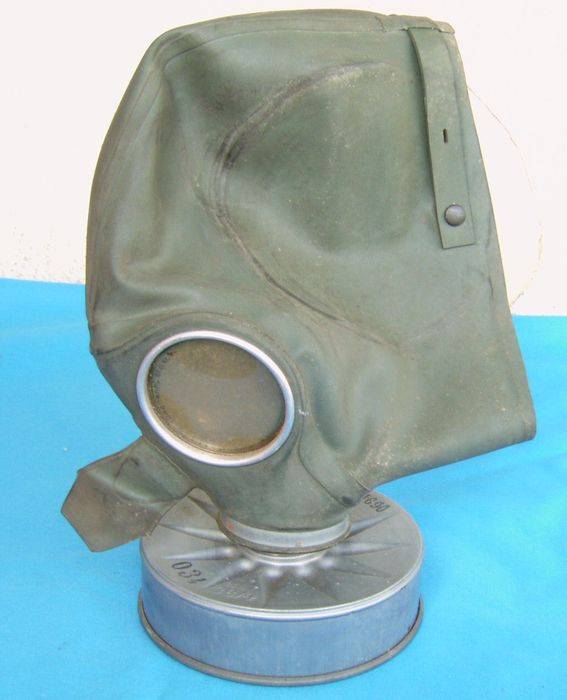 Original German World War II Gas mask and Filter  (17/12)