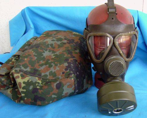 Original German Army Bundeswehr Gas Mask with Bag  (3c/2)