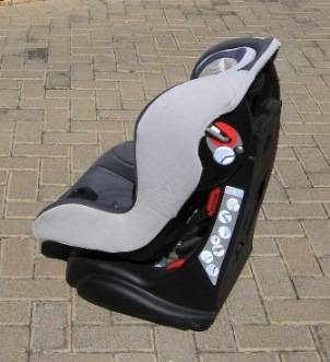 **** 2ND HAND CHICCO CAR SEAT FOR A STEAL **************