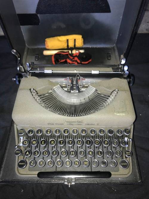 1930'S IMPERIAL GOOD COMPANION MODEL T TYPEWRITER IN CASE WITH ACCESSORIES
