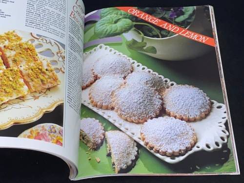 THE BIG BOOK OF BEAUTIFUL BISCUITS BY THE AUSTRALIAN WOMEN`S WEEKLY