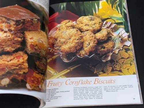 THE BIG BOOK OF BEAUTIFUL BISCUITS BY THE AUSTRALIAN WOMEN`S WEEKLY