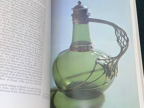 ARTS & CRAFTS IN BRITAIN AND AMERICA BY ISABELLE ANSCOMBE & CHARLOTTE GERE