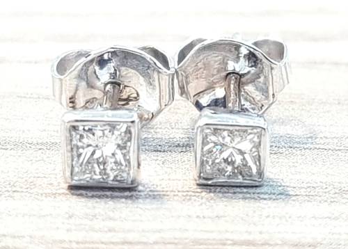 **BARGAIN BUY** CLEARANCE DEAL [0.250ct] PRINCESS CUT EARRINGS [WHITE GOLD] - BUY SAFE
