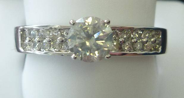 **CERTIFIED [R37745]** STUNNING  [0.778ct] DIAMOND RING SET IN 14KT WHITE GOLD - BUY SAFE