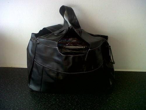 BISCAST LEATHER HANDBAGS IN BLACK. WORTH R 200