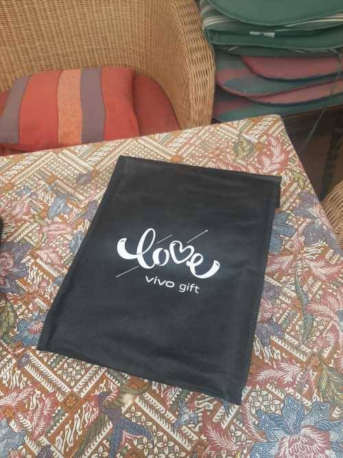 **BRAND NEW SEALED** VIVO HEADPHONES, STAND & GOLF SHIRT- GIFT PACK WORTH R700-GRAB IT @ JUST R399!