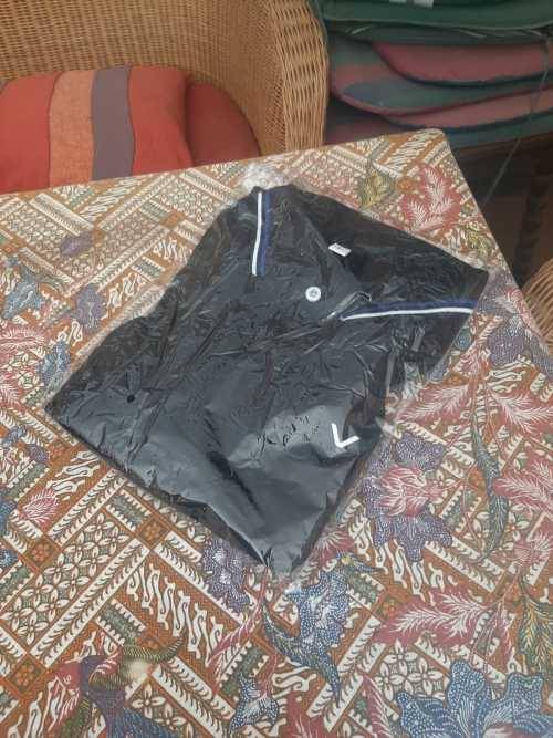 **BRAND NEW SEALED** VIVO HEADPHONES, STAND & GOLF SHIRT- GIFT PACK WORTH R700-GRAB IT @ JUST R399!