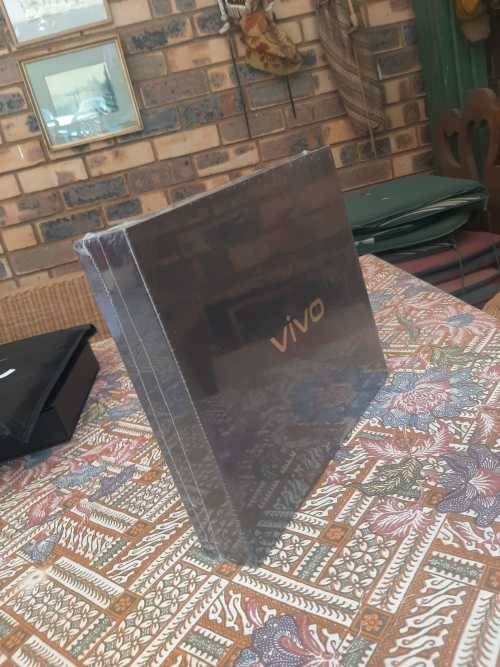 **BRAND NEW SEALED** VIVO HEADPHONES, STAND & GOLF SHIRT- GIFT PACK WORTH R700-GRAB IT @ JUST R399!