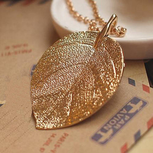 Stunning 9ct gold plated Leaf pendant and chain
