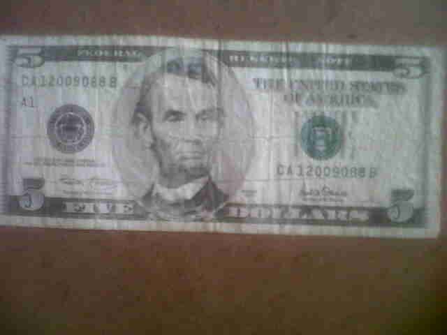 nice american FIVE DOLLAR 2001 note up for grabs