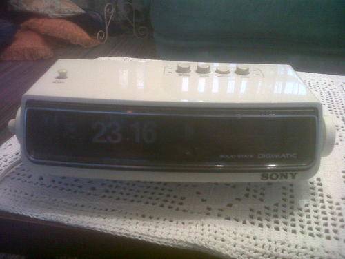 WOW NICE VINTAGE SONY RADIO ALARM CLOCK,WORKING.NEED LITTLE TLS