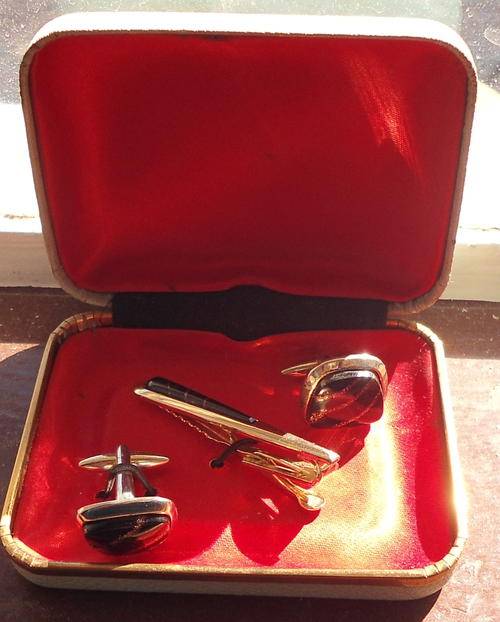 ORIGINAL VINTAGE  CUFFLING SET IN ORIGANAL HOLDER COMPLETE BARGAIN