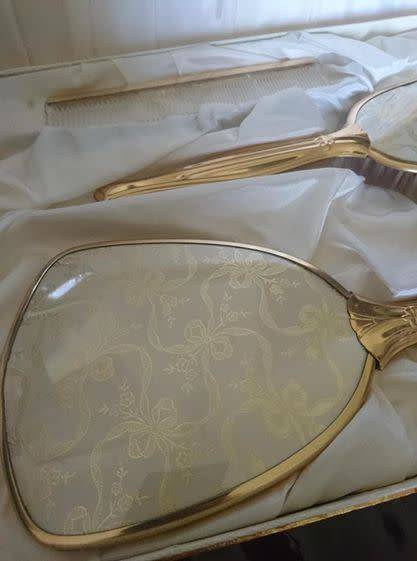 Lovely vintage dressing table set like new