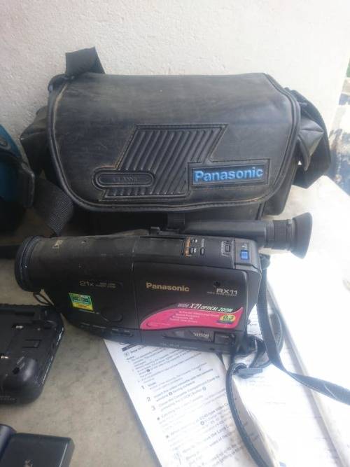 Selling teo old school video cameras with accesories,read below