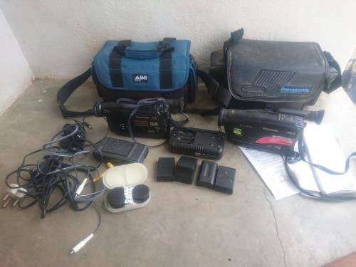 Selling teo old school video cameras with accesories,read below