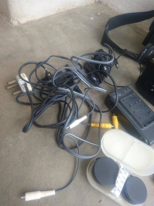 Selling teo old school video cameras with accesories,read below
