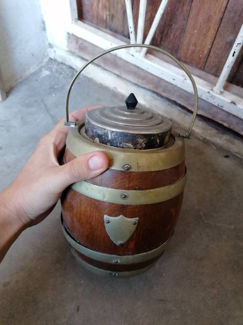 Cute small oak barrel. Needs tlc
