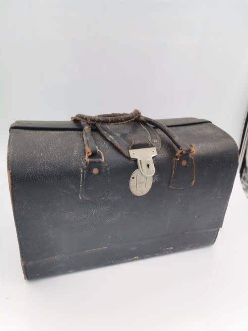 RARE VINTAGE LARGE DOCTORS CASE HIGHLY COLLECTABLE