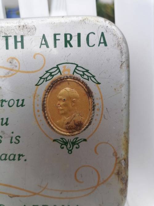 A RARE WW2 `GREETINGS FROM SOUTH AFRICA` CHRISTMAS 1940 SERVICEMEN CHOCOLATE GIFT TIN