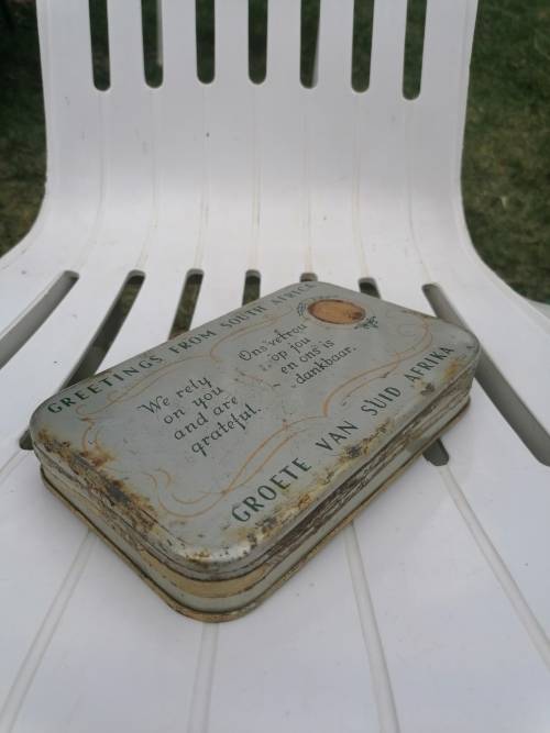 A RARE WW2 `GREETINGS FROM SOUTH AFRICA` CHRISTMAS 1940 SERVICEMEN CHOCOLATE GIFT TIN